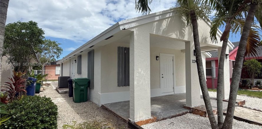 House in Miami, Florida 4 bedrooms, 116.13 sq.m. № 2074328
