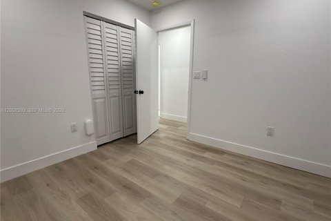 House in Miami, Florida 4 bedrooms, 116.13 sq.m. № 2074328 - photo 17