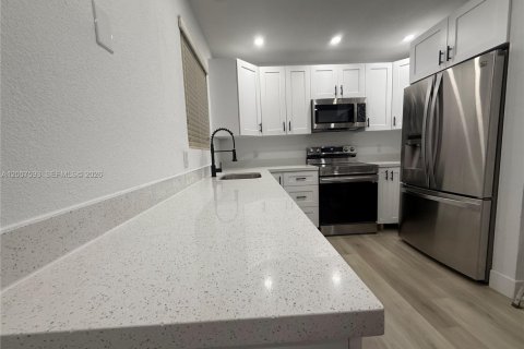 House in Miami, Florida 4 bedrooms, 116.13 sq.m. № 2074328 - photo 6