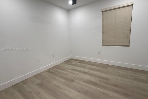 House in Miami, Florida 4 bedrooms, 116.13 sq.m. № 2074328 - photo 16