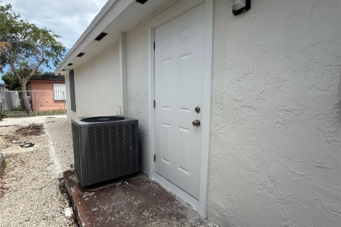 House in Miami, Florida 4 bedrooms, 116.13 sq.m. № 2074328 - photo 22