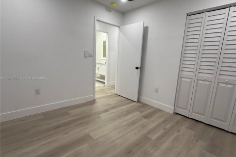House in Miami, Florida 4 bedrooms, 116.13 sq.m. № 2074328 - photo 11