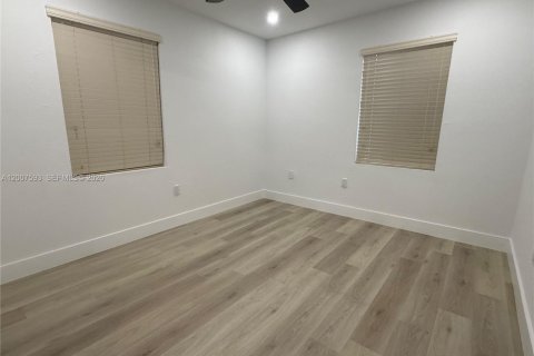 House in Miami, Florida 4 bedrooms, 116.13 sq.m. № 2074328 - photo 18