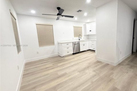House in Miami, Florida 4 bedrooms, 116.13 sq.m. № 2074328 - photo 4