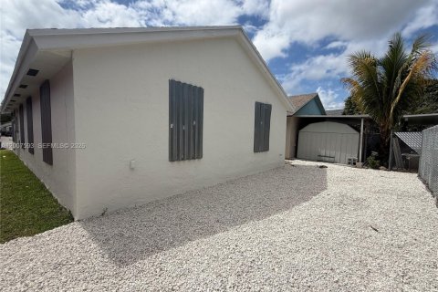 House in Miami, Florida 4 bedrooms, 116.13 sq.m. № 2074328 - photo 24