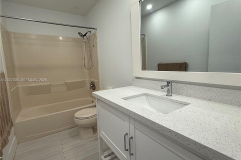 House in Miami, Florida 4 bedrooms, 116.13 sq.m. № 2074328 - photo 14