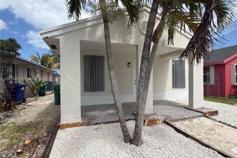 House in Miami, Florida 4 bedrooms, 116.13 sq.m. № 2074328 - photo 2
