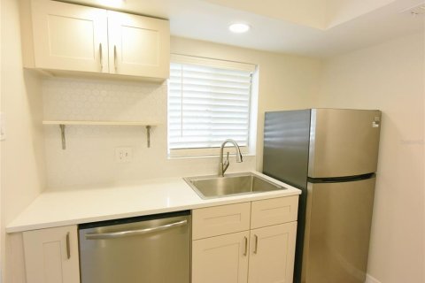 Condo in Sarasota, Florida, 2 bedrooms  № 2237389 - photo 14
