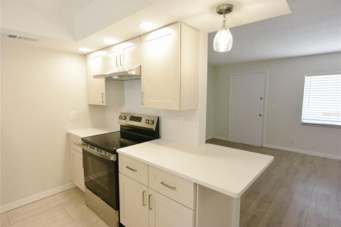 Condo in Sarasota, Florida, 2 bedrooms  № 2237389 - photo 10