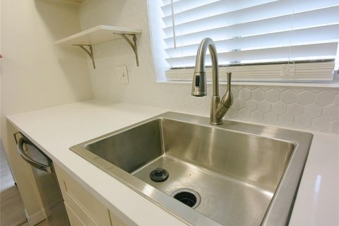 Condo in Sarasota, Florida, 2 bedrooms  № 2237389 - photo 16