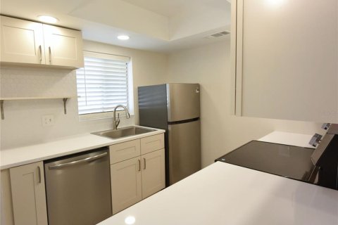 Condo in Sarasota, Florida, 2 bedrooms  № 2237389 - photo 9