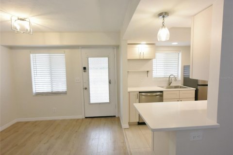 Condo in Sarasota, Florida, 2 bedrooms  № 2237389 - photo 4