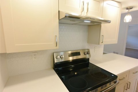 Condo in Sarasota, Florida, 2 bedrooms  № 2237389 - photo 13