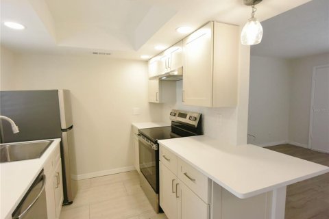 Condo in Sarasota, Florida, 2 bedrooms  № 2237389 - photo 11