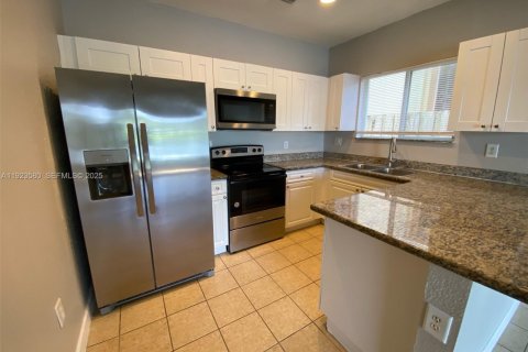 Casa en venta en Homestead, Florida, 5 dormitorios, 201.6 m2 № 1982197 - foto 2