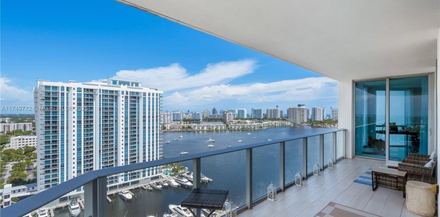 Condo in North Miami Beach, Florida, 2 bedrooms  № 2054194