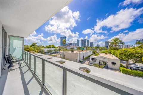 Condo in Miami, Florida, 1 bedroom  № 2037048 - photo 18