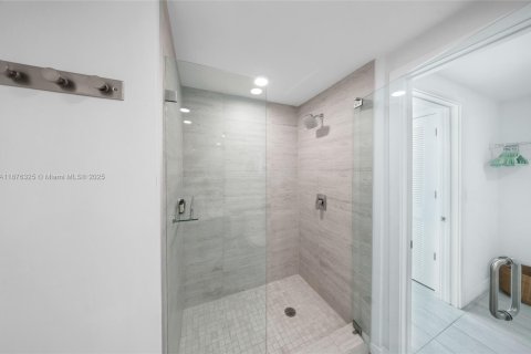 Condo in Miami, Florida, 1 bedroom  № 2037048 - photo 16