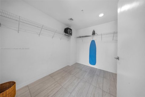 Condo in Miami, Florida, 1 bedroom  № 2037048 - photo 13