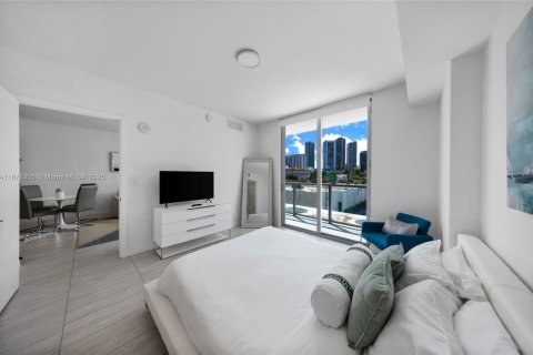 Condo in Miami, Florida, 1 bedroom  № 2037048 - photo 11