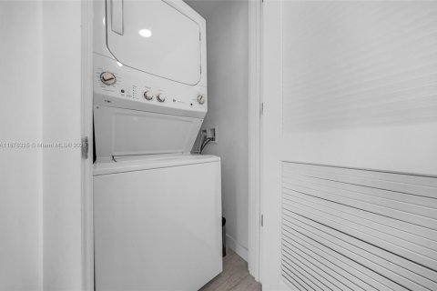 Condo in Miami, Florida, 1 bedroom  № 2037048 - photo 17