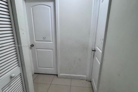 Villa ou maison à vendre à Miami, Floride: 3 chambres, 87.79 m2 № 1930981 - photo 12