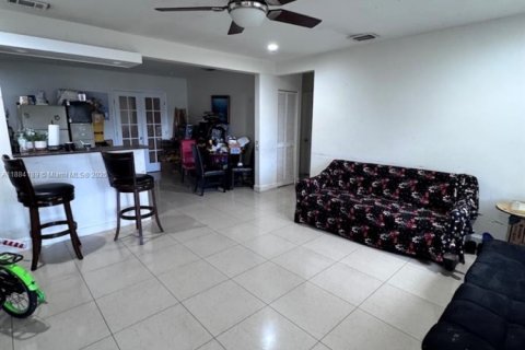 Villa ou maison à vendre à Miami, Floride: 3 chambres, 87.79 m2 № 1930981 - photo 2