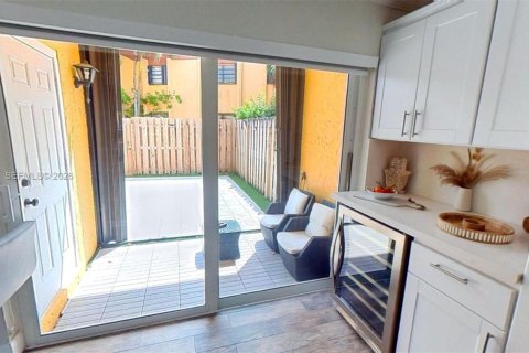 Touwnhouse à vendre à Miami, Floride: 2 chambres, 129.6 m2 № 2068060 - photo 12