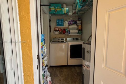 Touwnhouse à vendre à Miami, Floride: 2 chambres, 129.6 m2 № 2068060 - photo 15