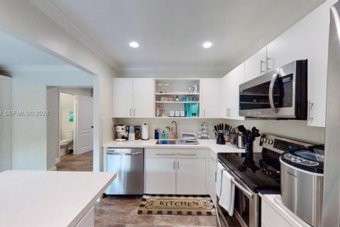 Touwnhouse à vendre à Miami, Floride: 2 chambres, 129.6 m2 № 2068060 - photo 7