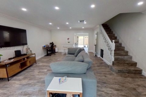 Touwnhouse à vendre à Miami, Floride: 2 chambres, 129.6 m2 № 2068060 - photo 3
