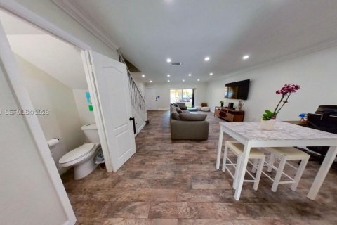 Touwnhouse à vendre à Miami, Floride: 2 chambres, 129.6 m2 № 2068060 - photo 18
