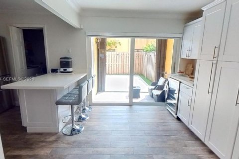 Touwnhouse à vendre à Miami, Floride: 2 chambres, 129.6 m2 № 2068060 - photo 4