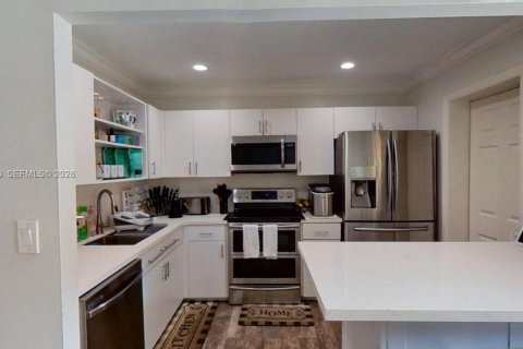 Touwnhouse à vendre à Miami, Floride: 2 chambres, 129.6 m2 № 2068060 - photo 17