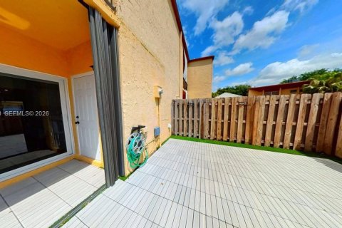 Touwnhouse à vendre à Miami, Floride: 2 chambres, 129.6 m2 № 2068060 - photo 14