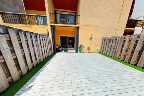 Touwnhouse à vendre à Miami, Floride: 2 chambres, 129.6 m2 № 2068060 - photo 16