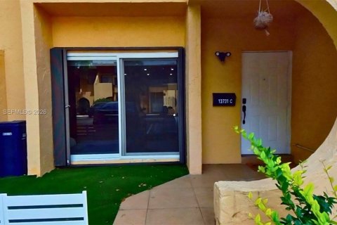 Touwnhouse à vendre à Miami, Floride: 2 chambres, 129.6 m2 № 2068060 - photo 2