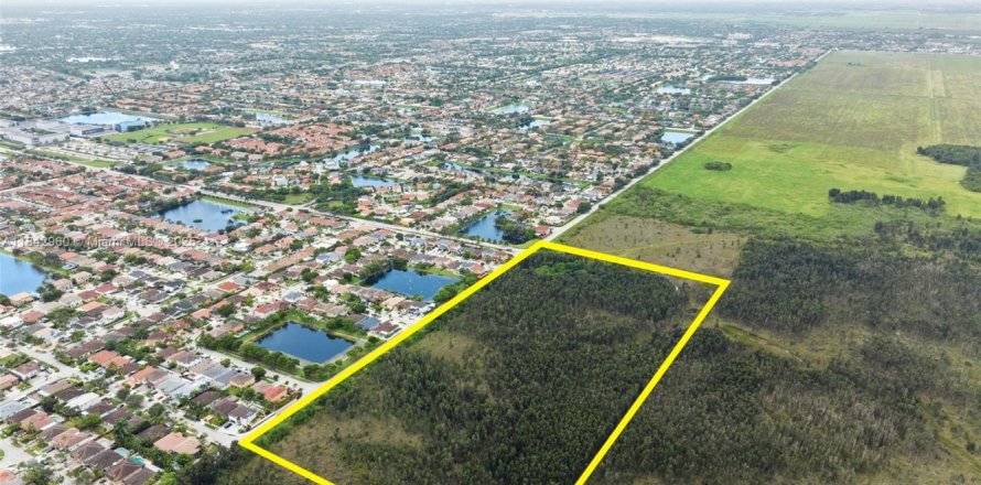 Commercial property in Miami, Florida № 1841312