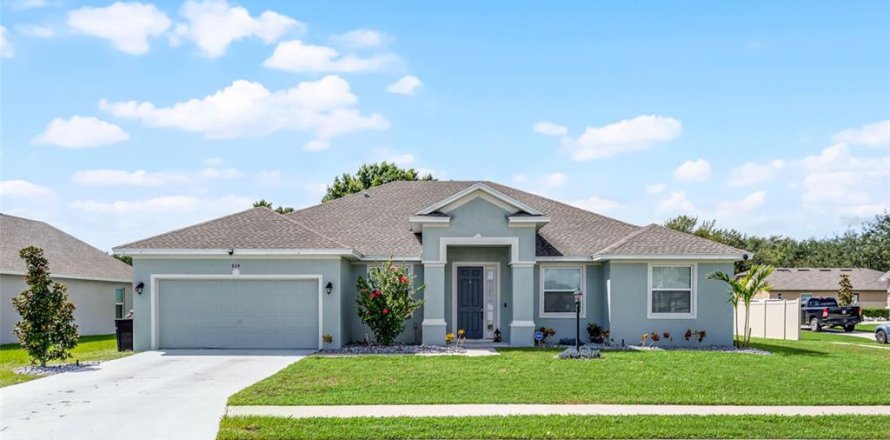 House in Winter Haven, Florida 4 bedrooms, 227.33 sq.m. № 1911275