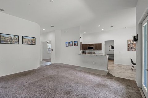 House in Winter Haven, Florida 4 bedrooms, 227.33 sq.m. № 1911275 - photo 6
