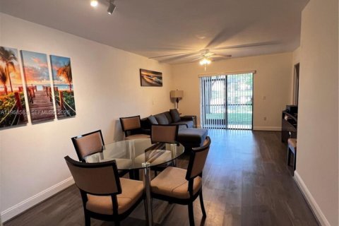 Condominio en Pembroke Pines, Florida, 2 dormitorios  № 2026584