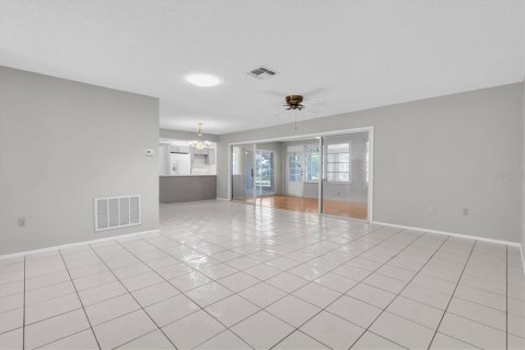 Villa ou maison à vendre à New Port Richey, Floride: 2 chambres, 152.92 m2 № 2113396 - photo 8