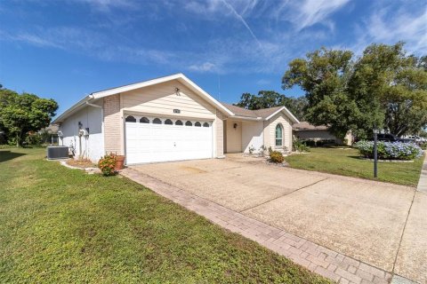 Villa ou maison à vendre à New Port Richey, Floride: 2 chambres, 152.92 m2 № 2113396 - photo 2