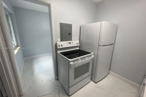 House in Hialeah, Florida 2 bedrooms, 87.79 sq.m. № 1953385 - photo 11