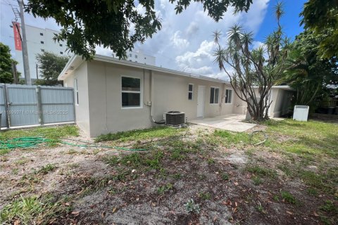 House in Hialeah, Florida 2 bedrooms, 87.79 sq.m. № 1953385 - photo 15