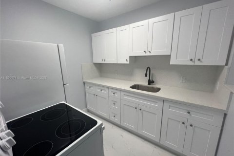 House in Hialeah, Florida 2 bedrooms, 87.79 sq.m. № 1953385 - photo 10