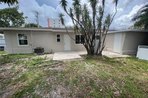 House in Hialeah, Florida 2 bedrooms, 87.79 sq.m. № 1953385 - photo 13