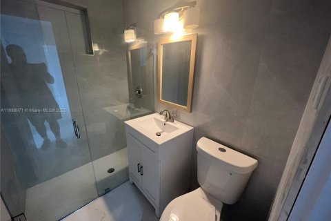 House in Hialeah, Florida 2 bedrooms, 87.79 sq.m. № 1953385 - photo 9