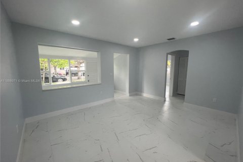 House in Hialeah, Florida 2 bedrooms, 87.79 sq.m. № 1953385 - photo 3
