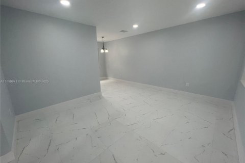 House in Hialeah, Florida 2 bedrooms, 87.79 sq.m. № 1953385 - photo 4